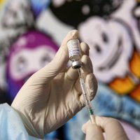 Мэр Клайпеды после полной вакцинации заболел коронавирусом, но считает, что прививка ему помогла