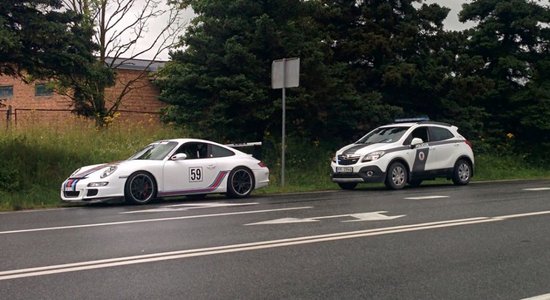 Zināms, ar kādu braukšanas ātrumu Latvijā pieķerti rallija 'Gumball' braucēji