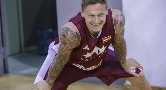 Latvijas basketbola izlase cer uz Eirolīgas spēlētāju palīdzību