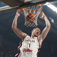 Latvijas basketbolisti sīvā cīņā turpina uzvarēt pārbaudes spēlēs