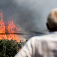 Portugāles savvaļas ugunsgrēki ielenc kūrortpilsētu Algarvē