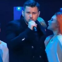 Video: Busuļa emocionāli jutekliskais priekšnesums Krievijas 'Gada dziesmā'