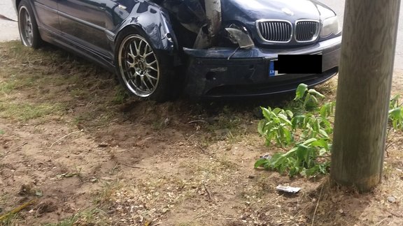 Zvejniekciemā jaunieši ar auto iebrauc stabā - 3