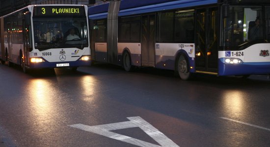 В ноябре в Риге за езду по полосам для общественного транспорта оштрафованы 606 водителей