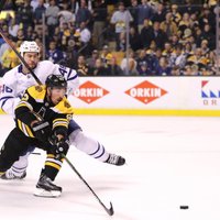 'Bruins' septītajā spēlē uzvar 'Maple Leafs' un turpina cīņu Stenlija kausā