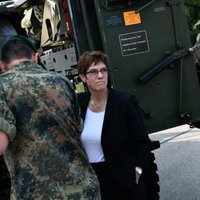 Министр обороны ФРГ начала поездку по странам Балтии