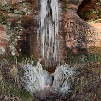 ФОТО: Водопад обрыва Пикенес в Сигулде замерз и превратился в ледяную скульптуру