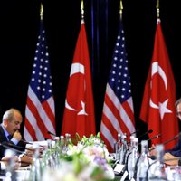 Obama mudina Erdoganu ciešāk sadarboties cīņā pret 'Daesh'