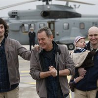 Foto: Mājās atgriežas 10 mēnešus gūstā Sīrijā turēti franču žurnālisti
