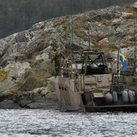 Zviedrija pilnā sparā turpina meklēt zemūdeni; armija noslēpumaina