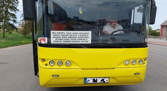 ФОТО. Растет поток бегущих из Латвии нелегалов: иностранцы прячутся в международных автобусах