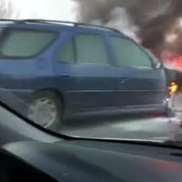 Neveiksmīgs pirmdienas rīts: avārija un degošs auto Krasta ielā (aculiecinieka video)