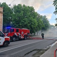 ФОТО, ВИДЕО. Пожар на улице Валмиерас: горело двухэтажное здание (ДОПОЛНЕНО)
