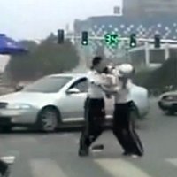 Ķīnā uz ielas sakaujas divas ceļu policistes