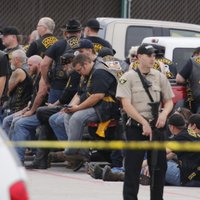 Pēc asiņainās baikeru apšaudes Teksasā apsūdzības draud 192 cilvēkiem