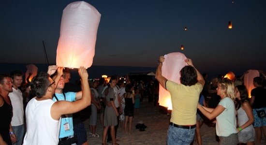 'ZZ Baltic Beach Party' pirmās dienas kulminācijā gaisā paceļas 'sveču lampioni'
