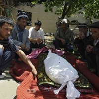 Kirgizstānas nemieros jau 176 upuri; Uzbekistāna nepieņem bēgļus