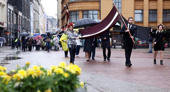 Foto: Rīgā ar gājienu piemin PSRS komunistiskā režīma represiju upurus