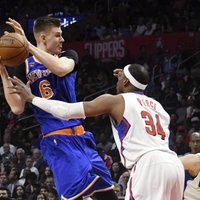 Porziņģis iemet 18 punktus; 'Knicks' smago izbraukumu sāk ar zaudējumu 'Clippers'