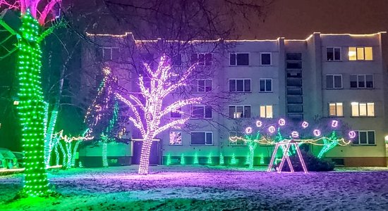 Foto un video: Lietuvā pusaudzis daudzstāvu mājas pagalmā izveido košu ziemas pasaku