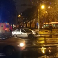 Foto: Smaga avārija Rīgas centrā - autovadītāji paliek dzīvi