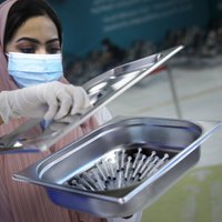 Saūda Arābijā apmeklēt iestādes un braukt sabiedriskajā transportā drīkstēs tikai vakcinētie