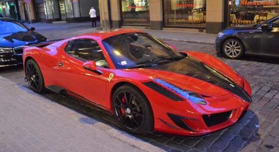 Foto: VID izsola konfiscētu 'Ferrari' superauto