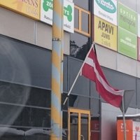 Lasītājs sašutis: Lāčplēša dienā Ogrē Latvijas karogs izkārts sēru noformējumā
