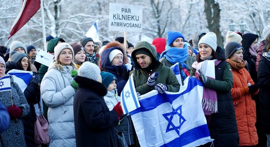 Foto: Cilvēki pie Brīvības pieminekļa vienojas lūgšanā Izraēlas atbalstam