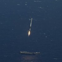 ВИДЕО: SpaceX произвела первую успешную посадку нижней ступени ракеты на морскую платформу