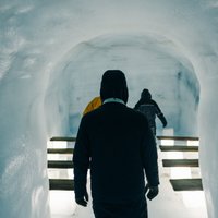 ВИДЕО. Необычная экскурсия по самому большому в мире ледяному тоннелю в Исландии