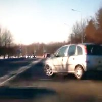 Video: Autovadītājs Mežciemā pastrādā traku manevru
