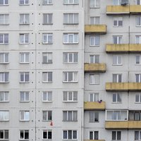 Rīgā ugunsdzēsēji evakuējuši cilvēkus no divām daudzstāvu dzīvojamajām ēkām