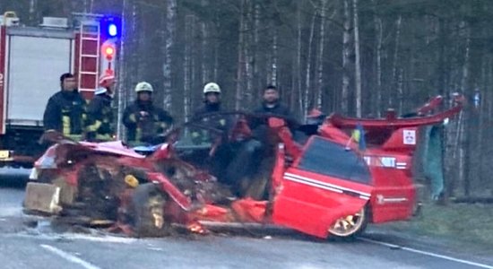 Foto: Pie Juglas papīrfabrikas frontālā sadursmē avarējis sporta 'Mitsubishi'