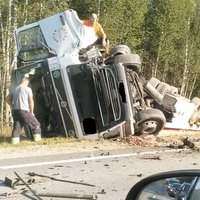 ВИДЕО: На Лиепайском шоссе бензовоз столкнулся с Volvo, один человек погиб