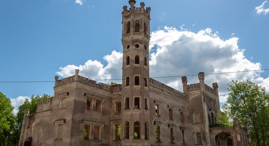 Foto: Lepnā Odzienas pils, kas pamazām atdzimst