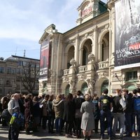 Zibakcija 'Rainis un Aspazija atgriežas Rīgā' pulcē ap 50 cilvēku
