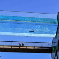 Foto: Baseins debesīs – Londonā var peldēt 35 metrus virs zemes