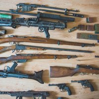 ФОТО: у коллекционера оружия в Риге изъят внушительный арсенал