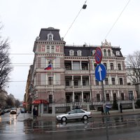 Par Krievijas vēstniecības ēkas apliešanu ar sarkanu krāsu piemēro 70 eiro sodu