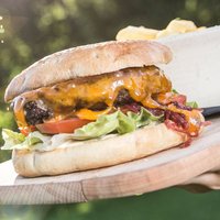 Apetīti rosinošais liellopa gaļas burgers