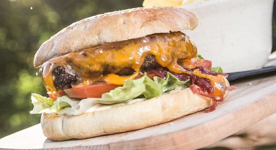 Apetīti rosinošais liellopa gaļas burgers