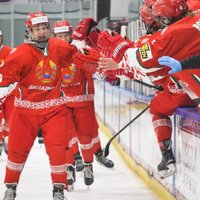 Latvijas U-18 hokeja izlase pret Baltkrieviju piedzīvo smagāko zaudējumu šajā PČ
