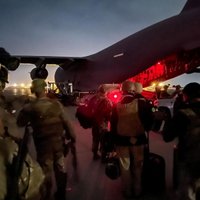 Foto: Kā paši pēdējie ASV karavīri pameta tumšo Kabulu