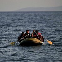Grieķija apsūdz NVO sadarbībā ar cilvēku kontrabandistiem