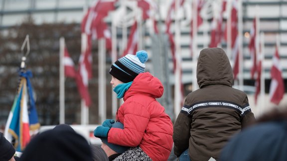 Stalti kareivji un militārā tehnika Rīgā dodas svētku parādē - 74