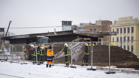 Vienā no tuneļiem Rīgas dzelzceļa pasažieru stacijā kādai kafejnīcai iebrukuši griesti - 8