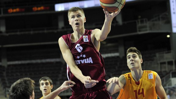 Latvijas - Spānijas spēle basketbolā U-18 - 16