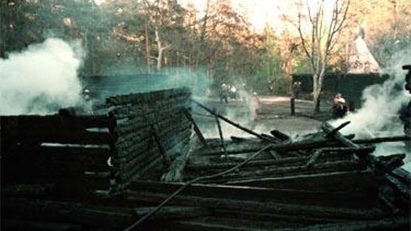 Огонь полностью уничтожил три старинные постройки. 