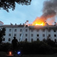 Rīgas pils ugunsgrēka lietā pie kriminālatbildības sauc trīs personas